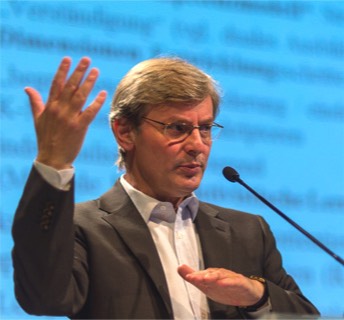 Dr. Rüdiger Preißer am Mikrofon